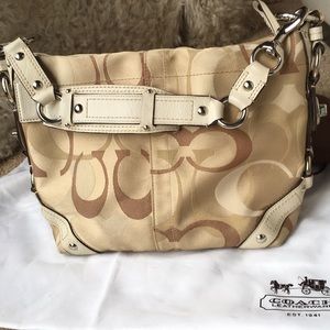 Coach Signature Carley Medium Size